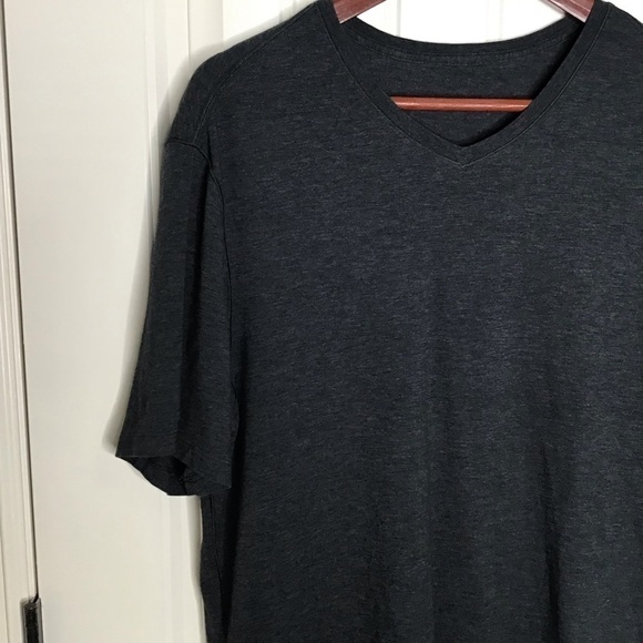 Lululemon Men’s Short Sleeve V Neck T-Shirt in Dark Gray. - Picture 4 of 10